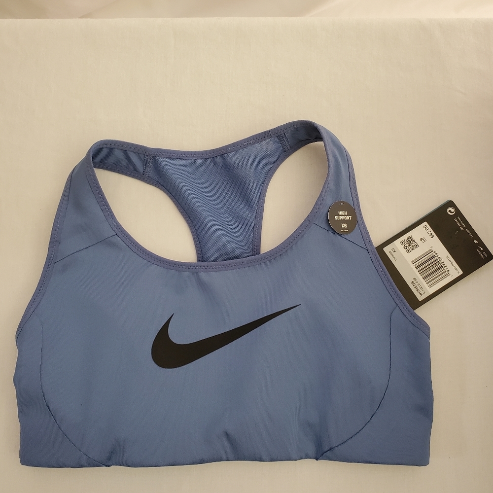 Women Nike Victory Shape Bra.
